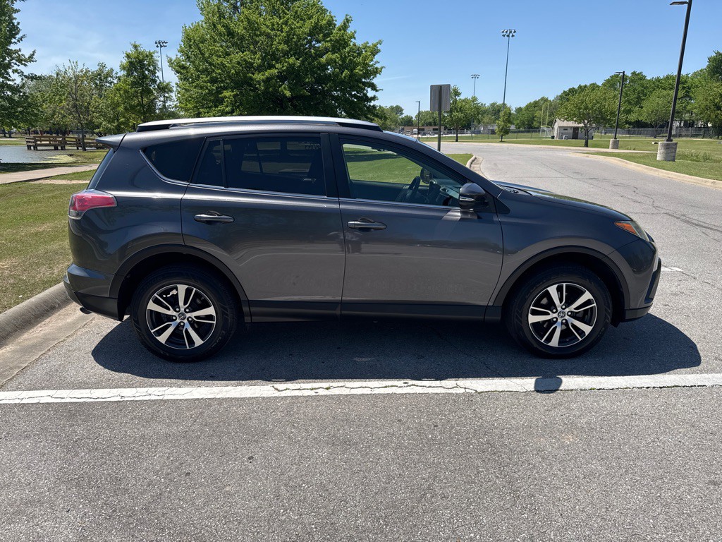 2017 Toyota Rav4 Image 4