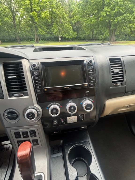 2012 Toyota Sequoia Image 11