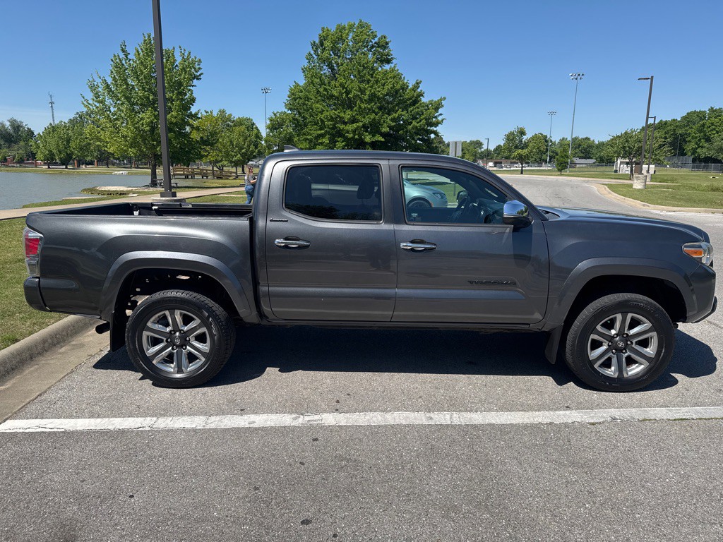 2017 Toyota Tacoma Image 4