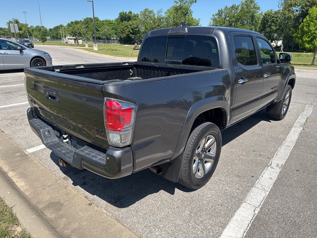 2017 Toyota Tacoma Image 5