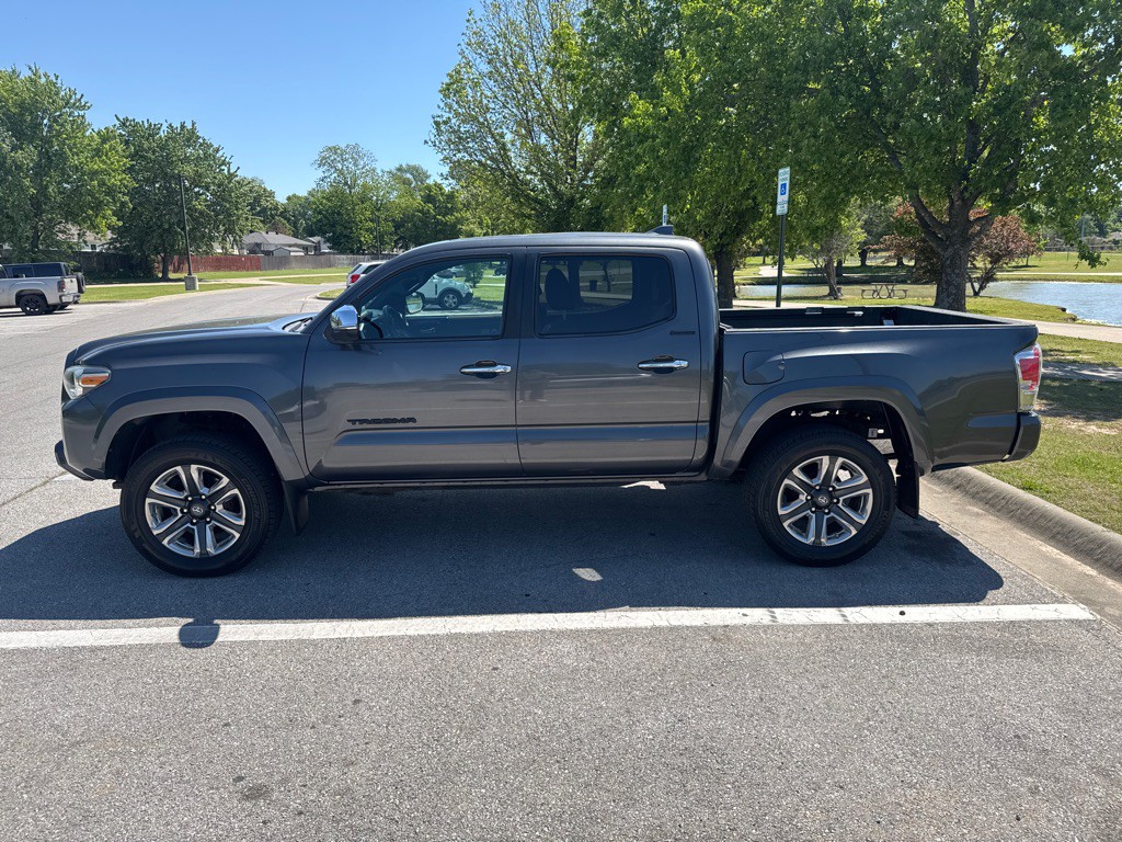 2017 Toyota Tacoma Image 8