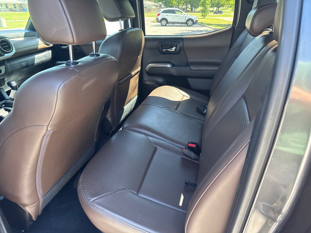 2017 Toyota Tacoma Image 10
