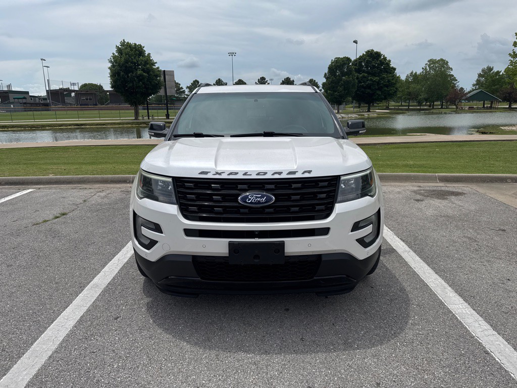 2017 Ford Explorer Image 2