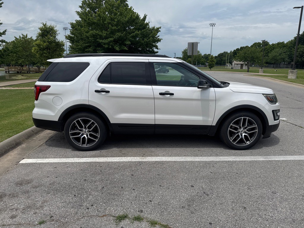 2017 Ford Explorer Image 4