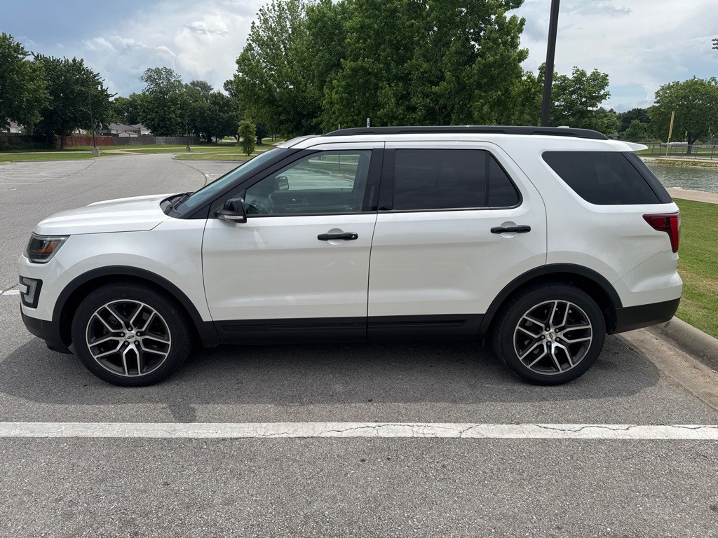 2017 Ford Explorer Image 8