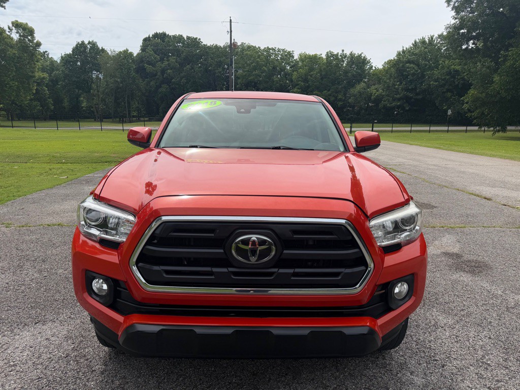 2018 Toyota Tacoma Image 2