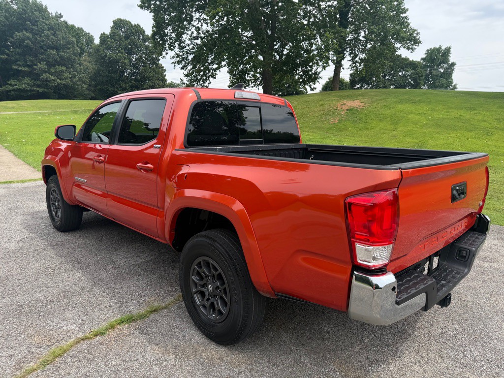 2018 Toyota Tacoma Image 10