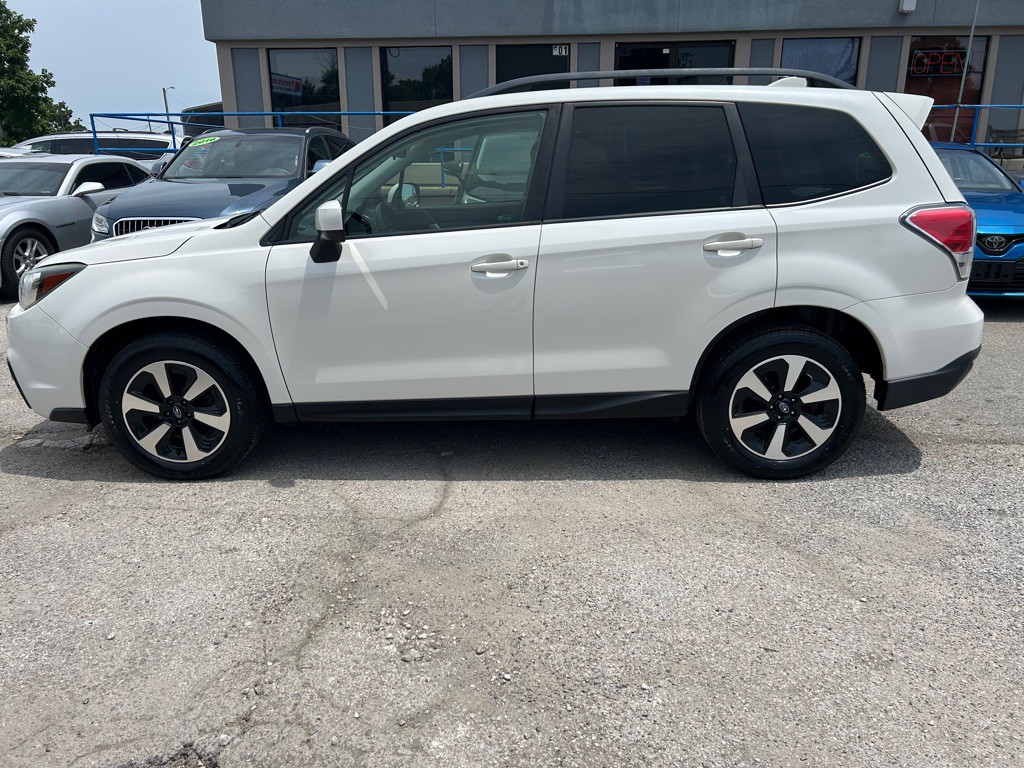 2017 Subaru Forester Image 2