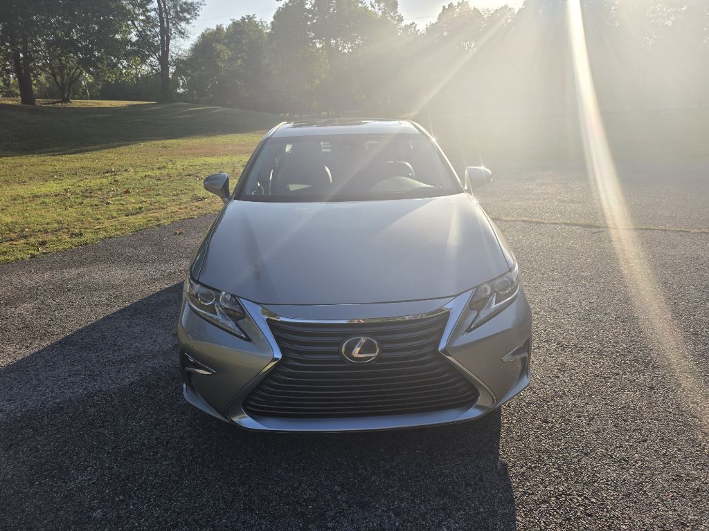 2017 Lexus ES Image 2