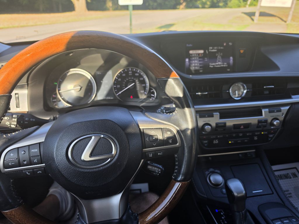 2017 Lexus ES Image 17