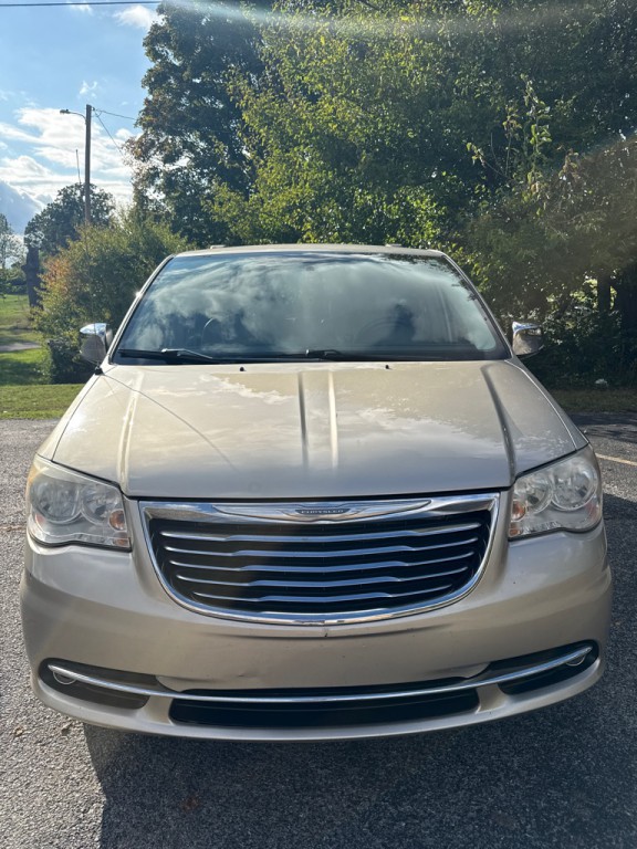2013 Chrysler Town & Country Image 2