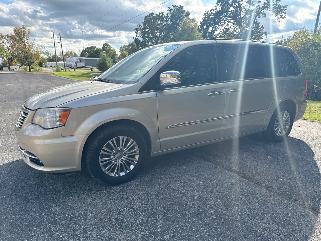 2013 Chrysler Town & Country Image 3