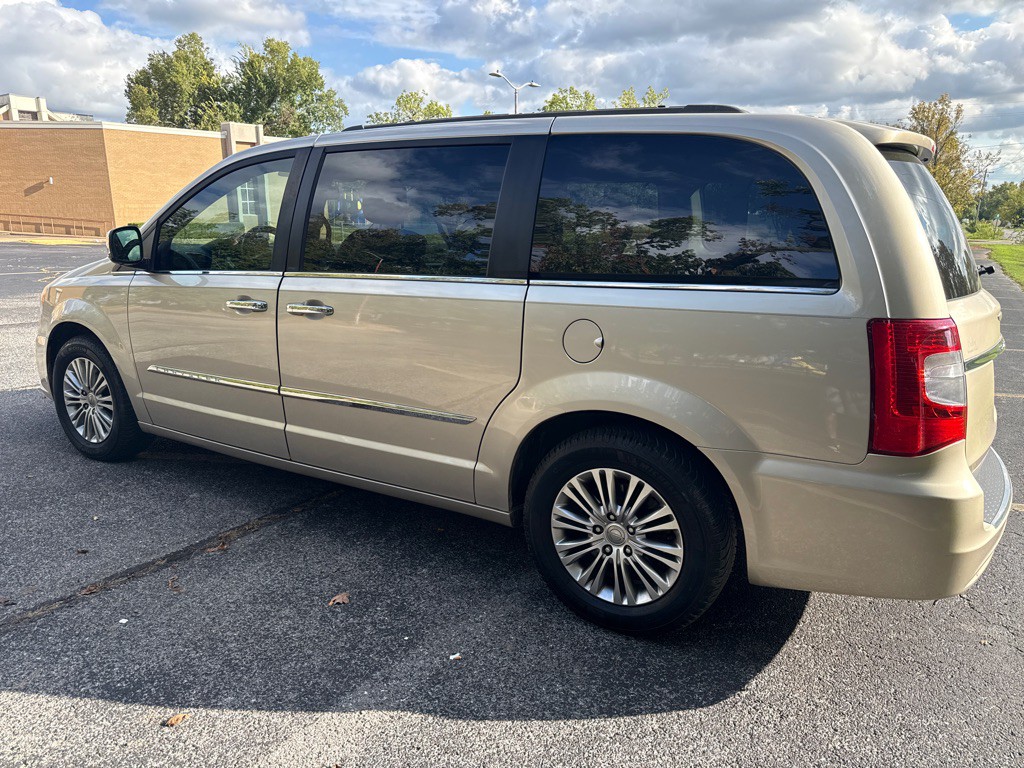 2013 Chrysler Town & Country Image 4
