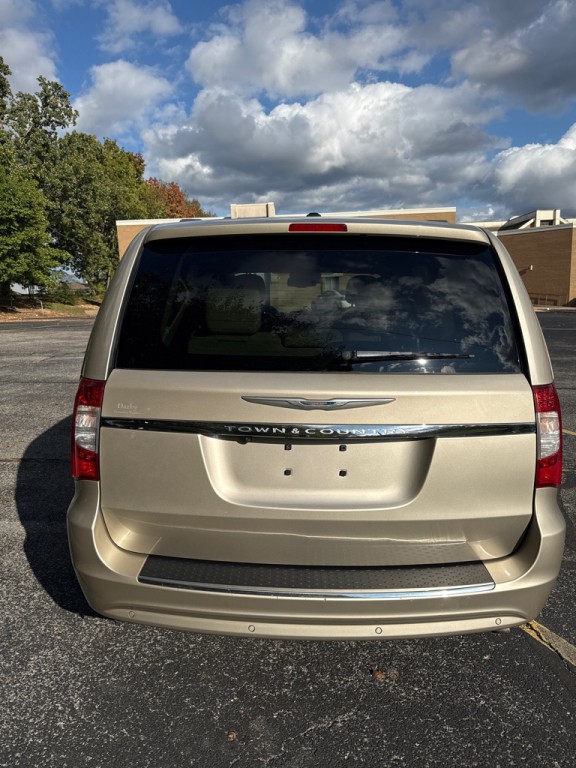 2013 Chrysler Town & Country Image 5