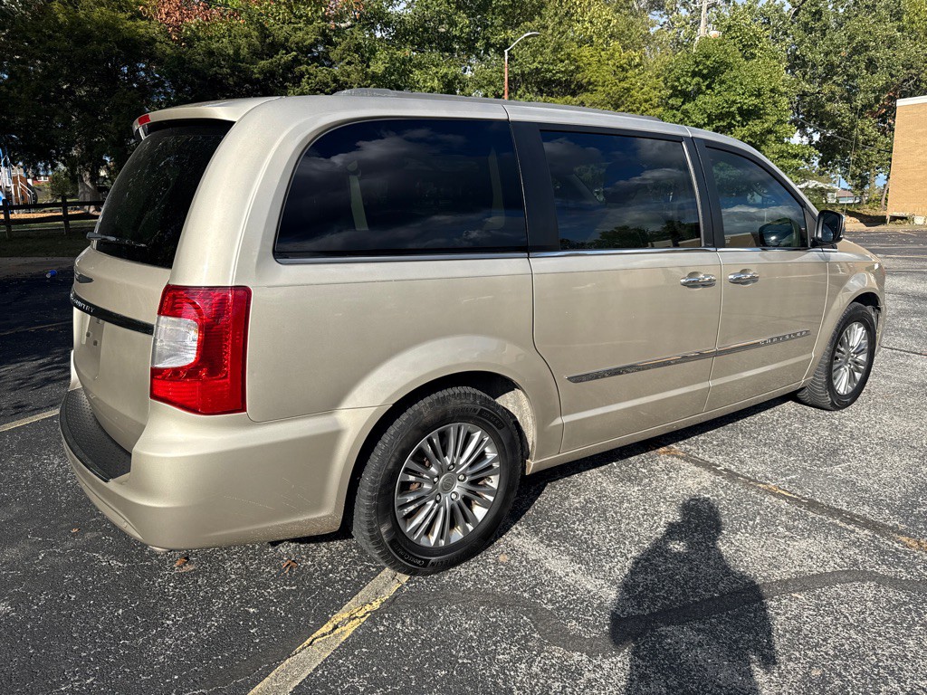 2013 Chrysler Town & Country Image 6