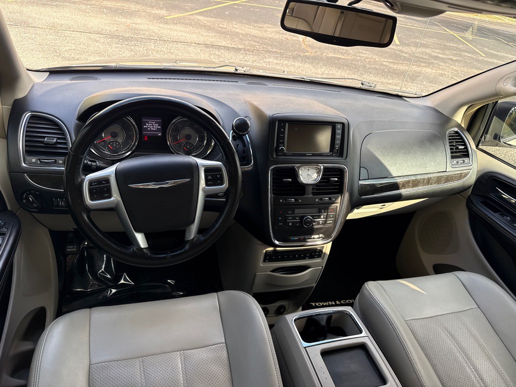 2013 Chrysler Town & Country Image 8