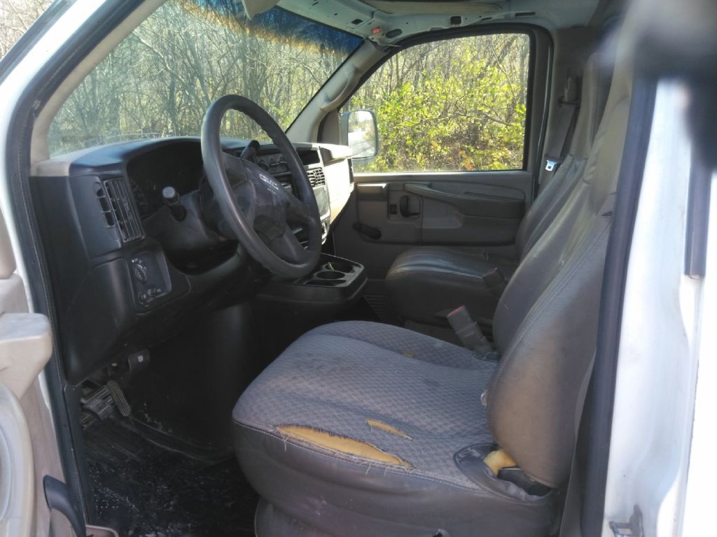 2004 GMC Savana Image 3