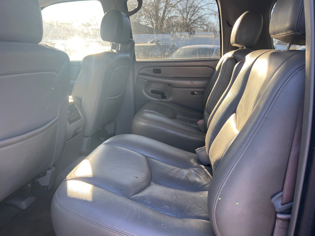 2004 Chevrolet Suburban Image 8