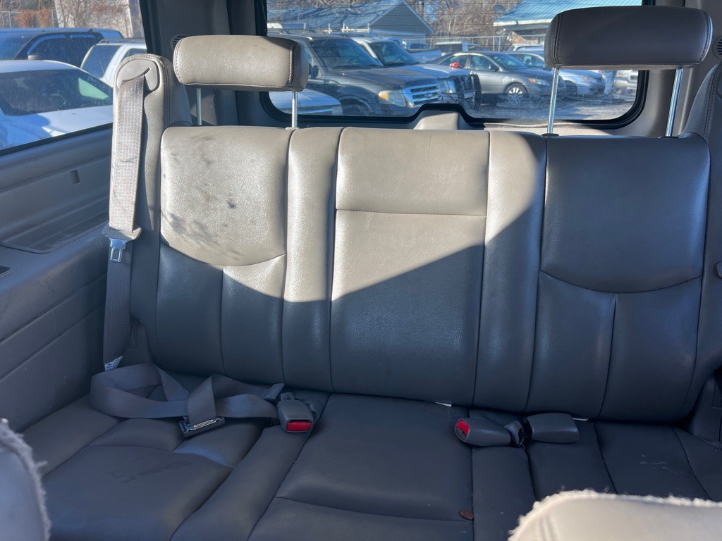 2004 Chevrolet Suburban Image 9
