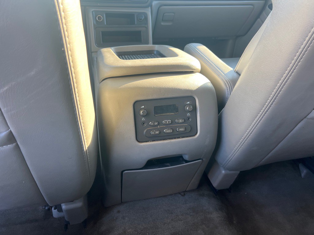 2004 Chevrolet Suburban Image 11