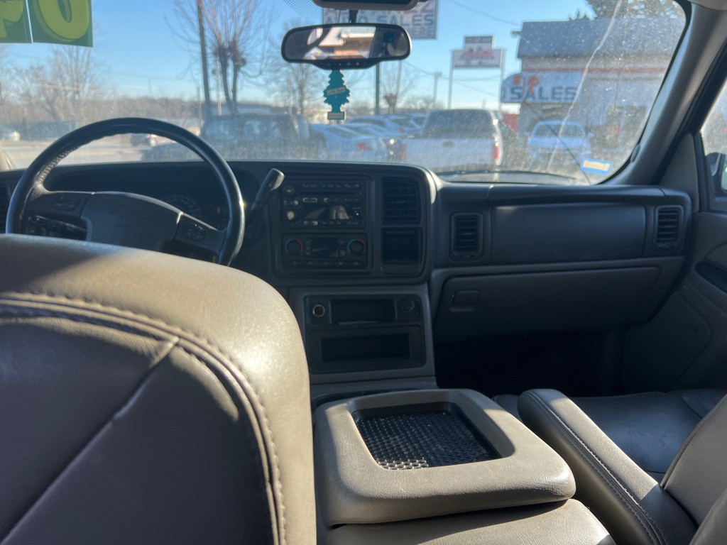 2004 Chevrolet Suburban Image 12
