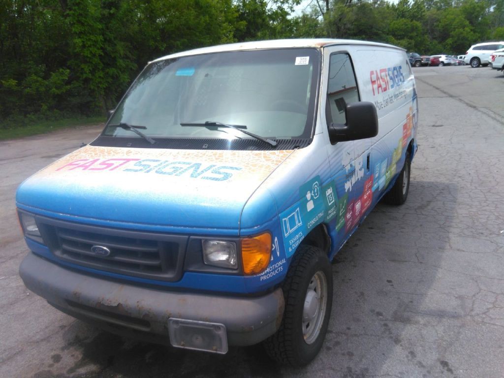 2005 Ford Econoline Image 2