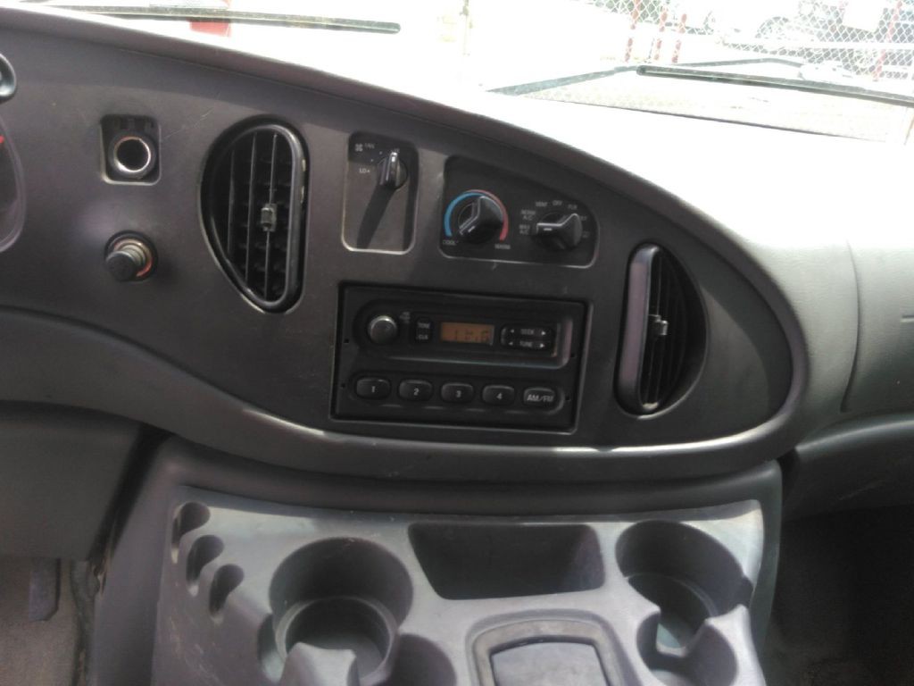 2005 Ford Econoline Image 6