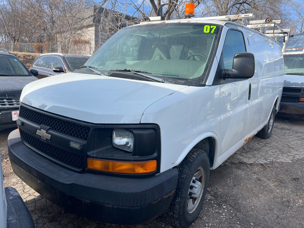 2007 Chevrolet Express Image 2