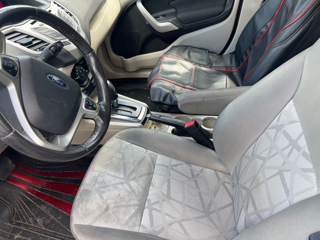 2013 Ford Fiesta Image 8