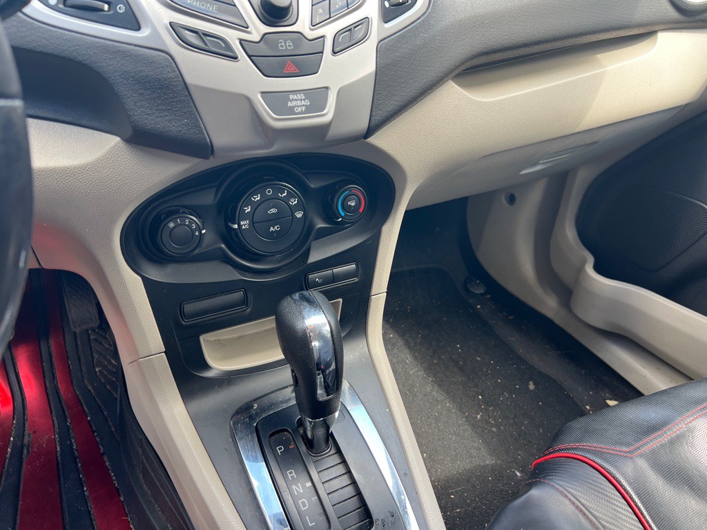 2013 Ford Fiesta Image 11