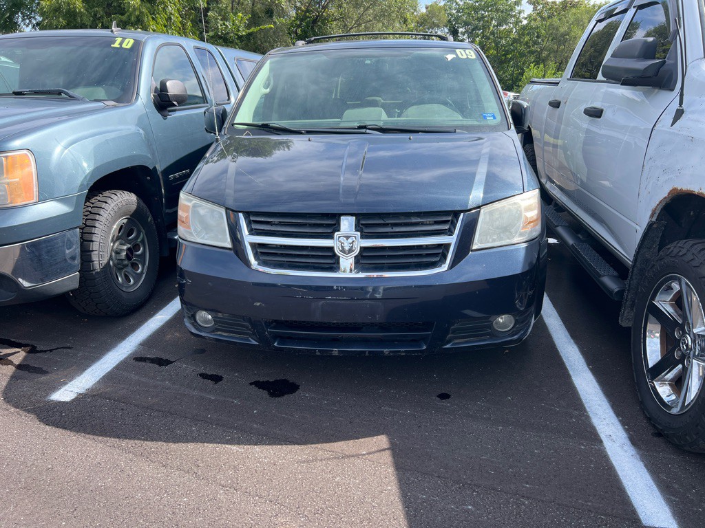 2009 Chrysler Town & Country Image 1
