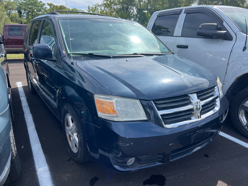 2009 Chrysler Town & Country Image 2
