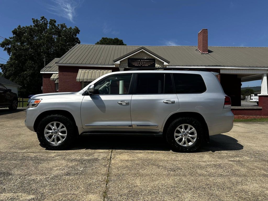2017 Toyota Land Cruiser Image 1