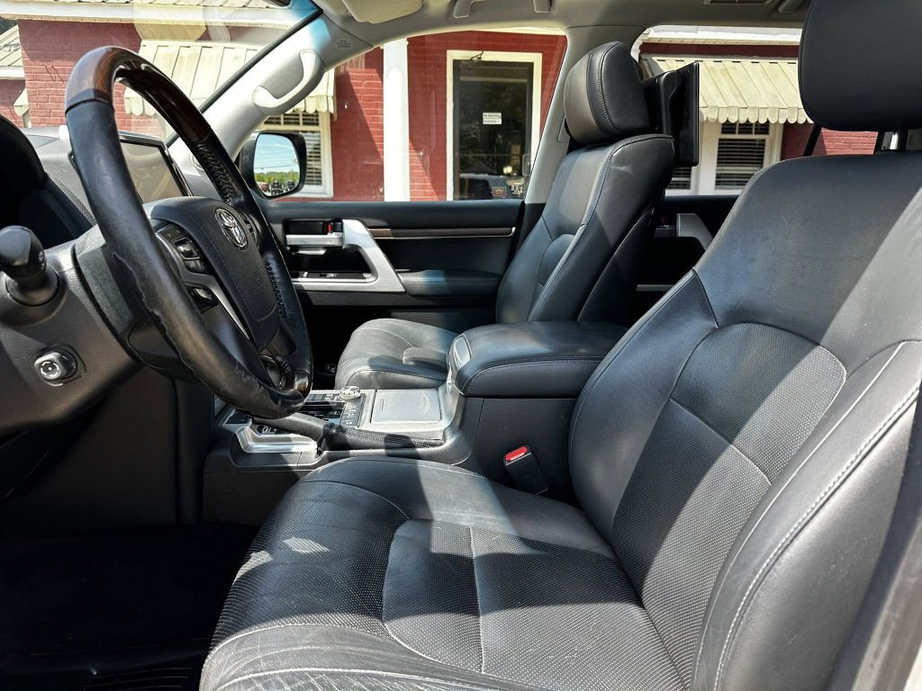 2017 Toyota Land Cruiser Image 6