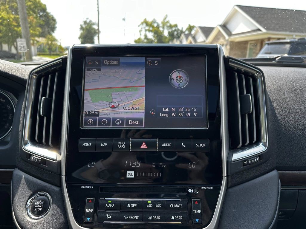 2017 Toyota Land Cruiser Image 11