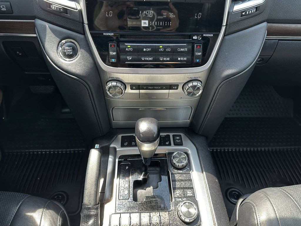 2017 Toyota Land Cruiser Image 13