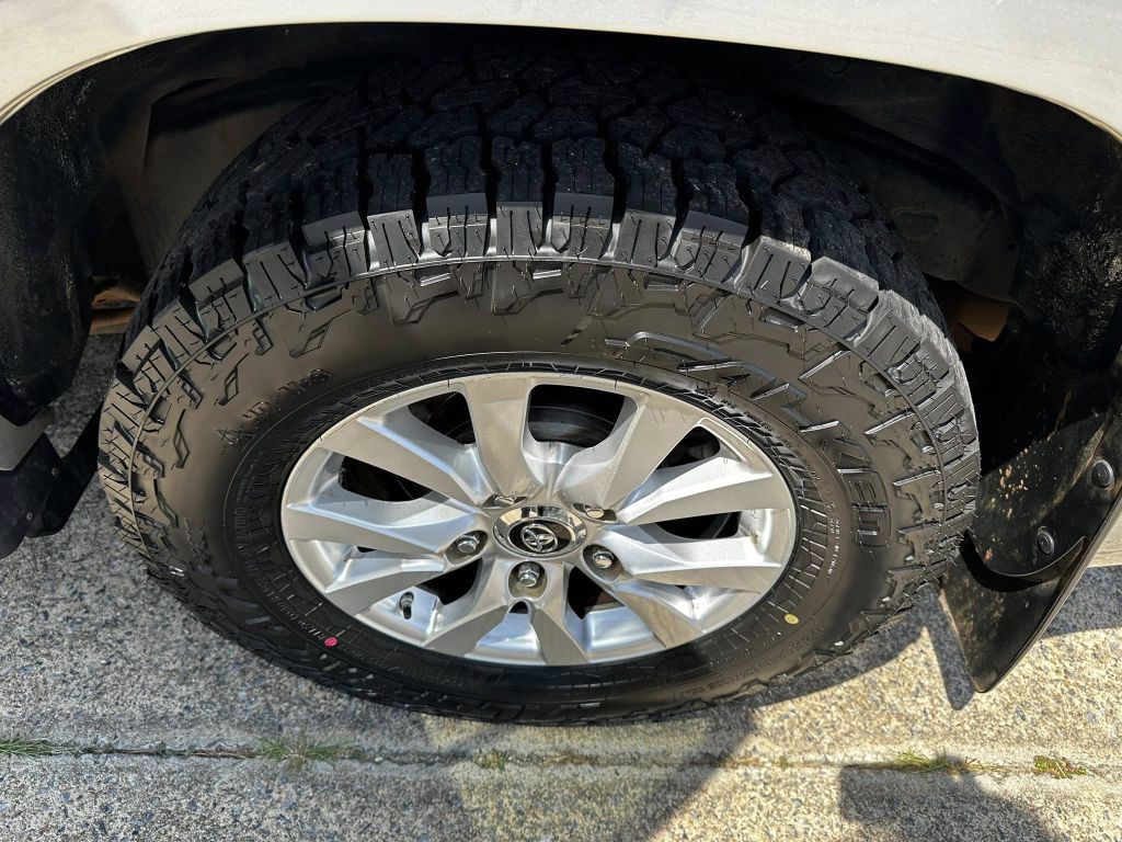 2017 Toyota Land Cruiser Image 14