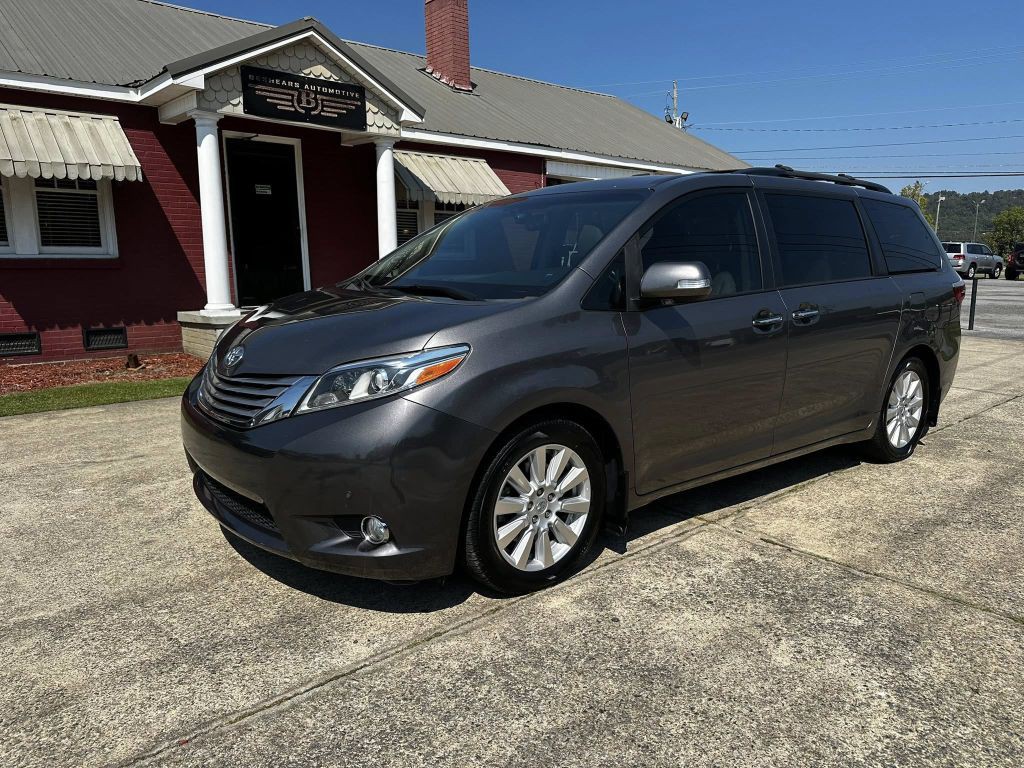 2017 Toyota Sienna Image 2