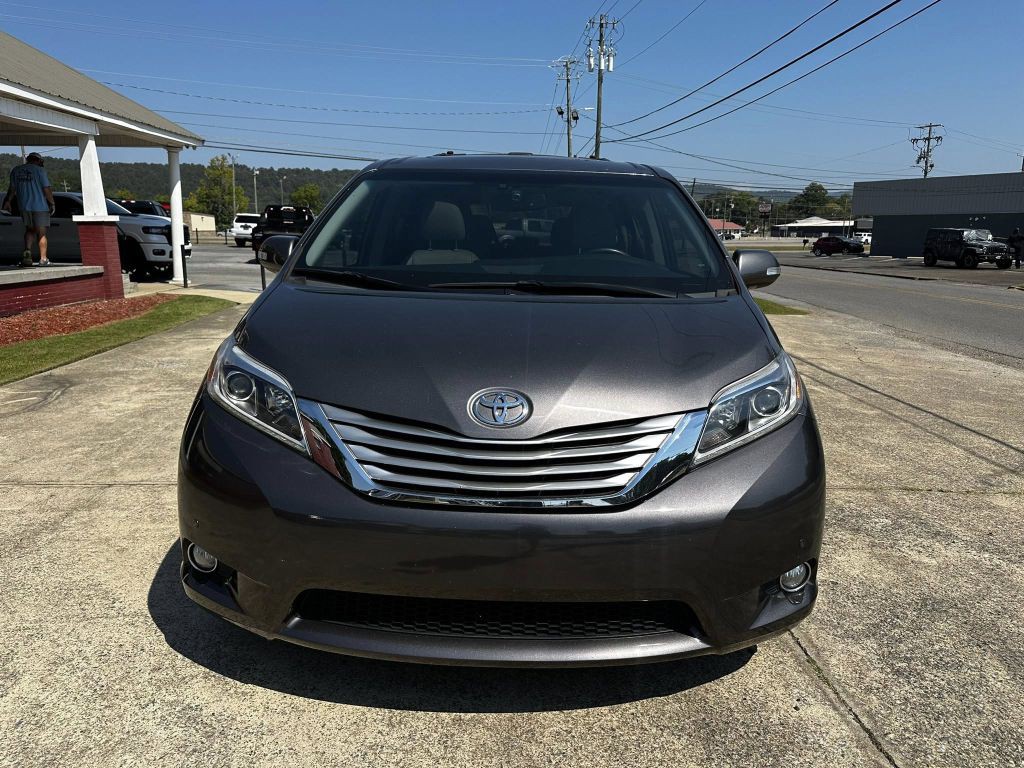 2017 Toyota Sienna Image 3