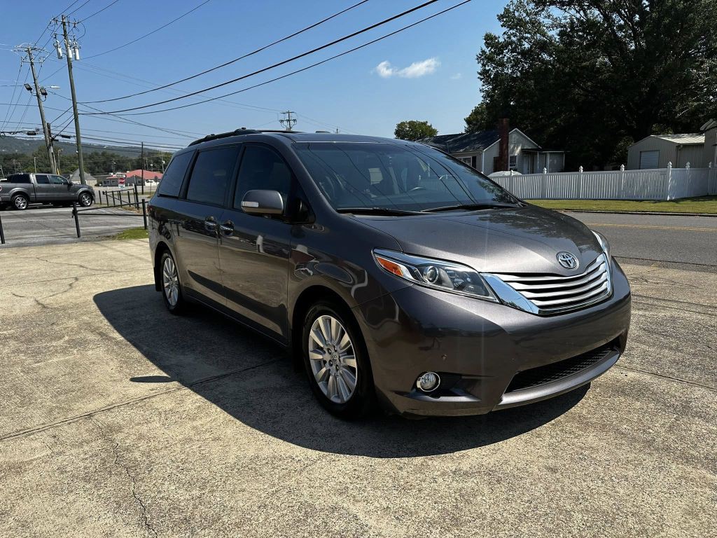 2017 Toyota Sienna Image 4