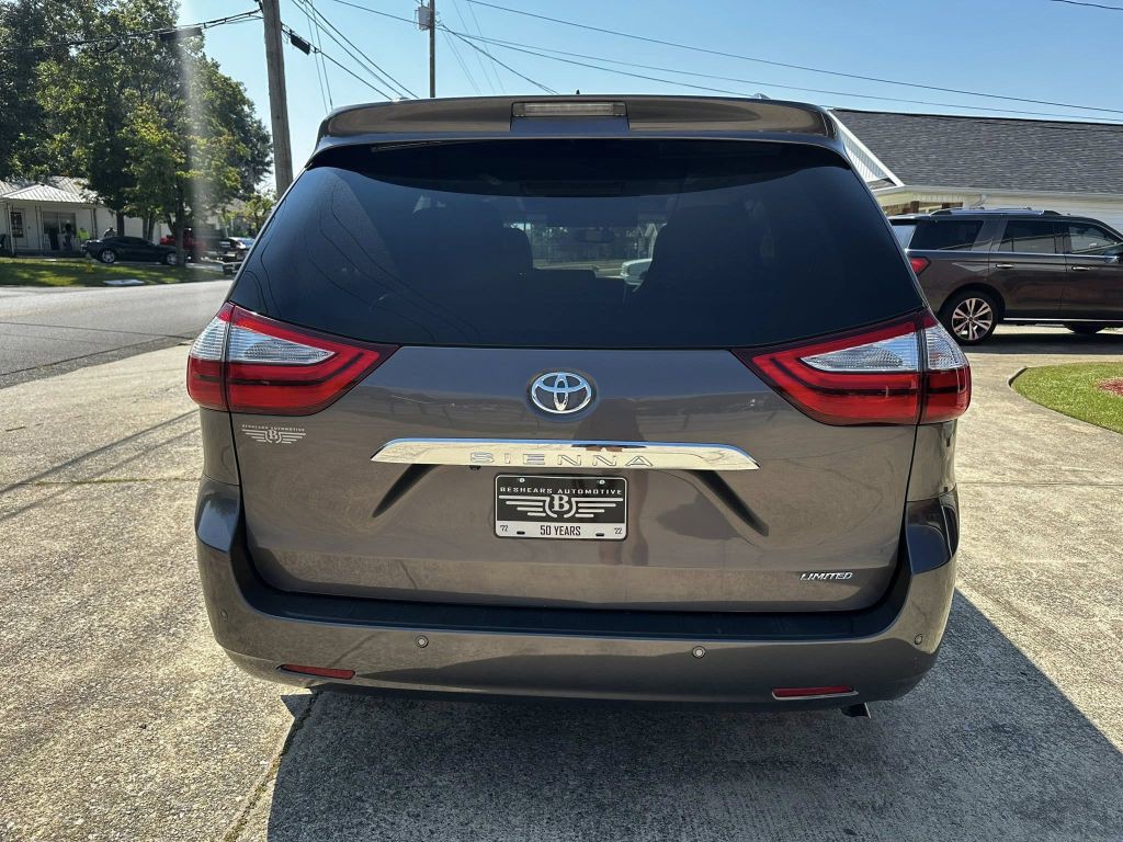 2017 Toyota Sienna Image 5