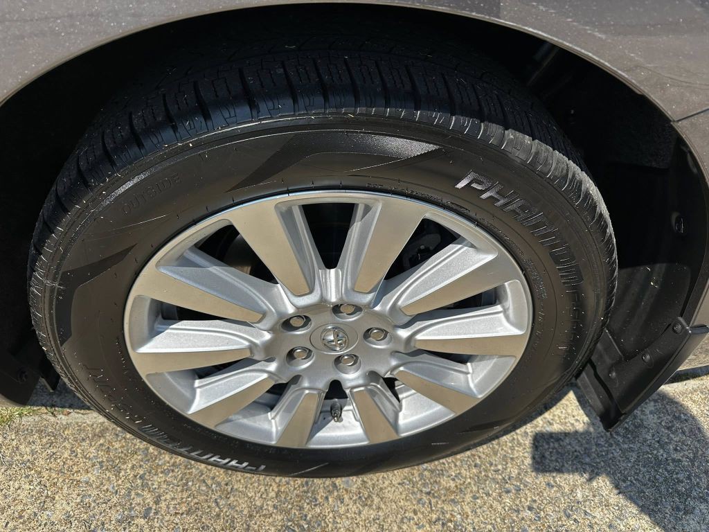 2017 Toyota Sienna Image 6