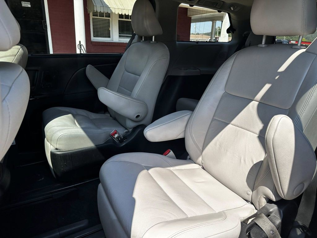 2017 Toyota Sienna Image 7