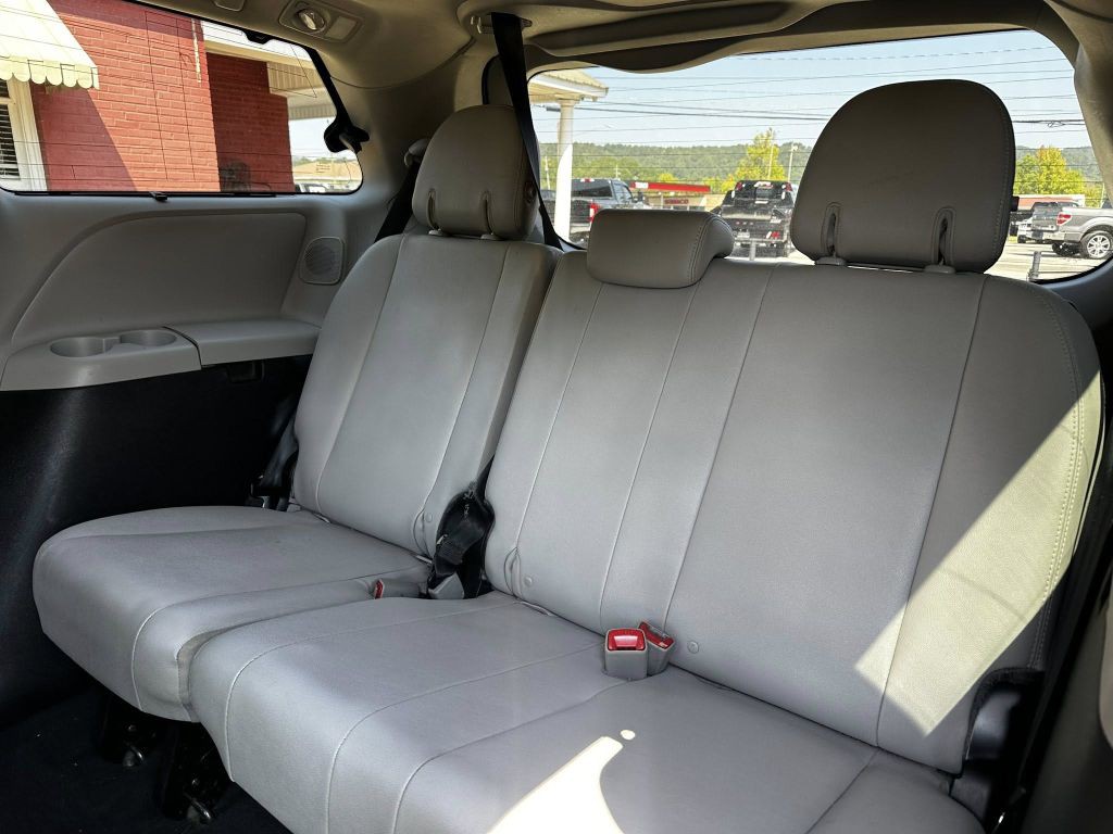 2017 Toyota Sienna Image 8