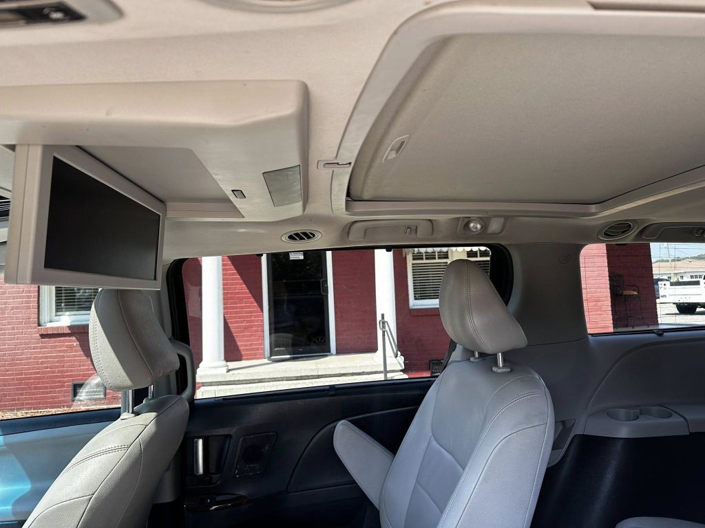 2017 Toyota Sienna Image 9