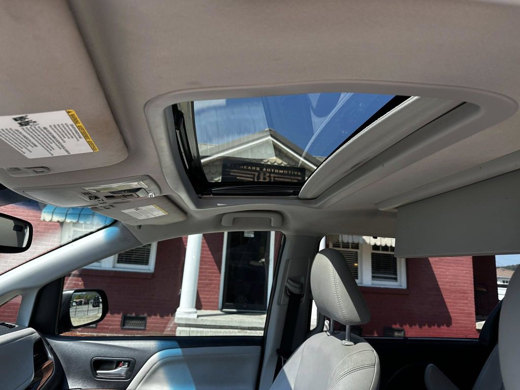 2017 Toyota Sienna Image 10