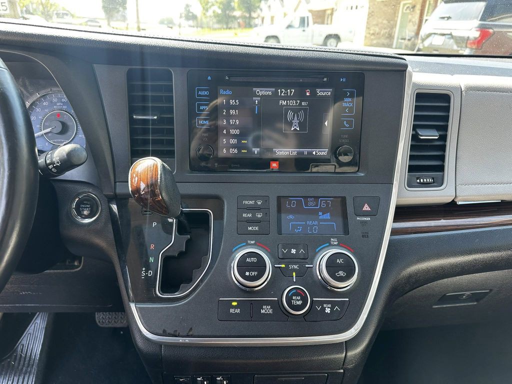 2017 Toyota Sienna Image 13