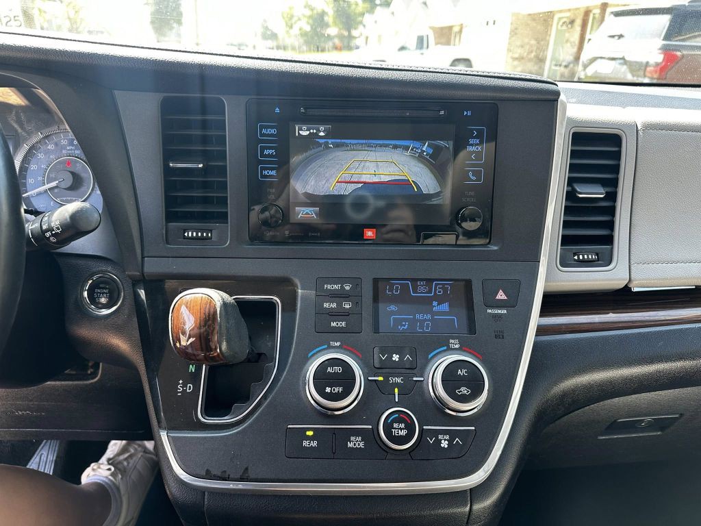 2017 Toyota Sienna Image 14