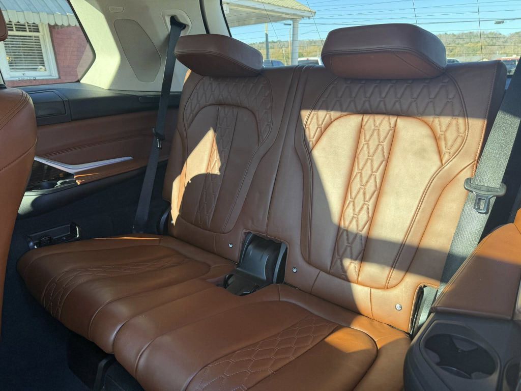 2021 BMW X7 Image 12