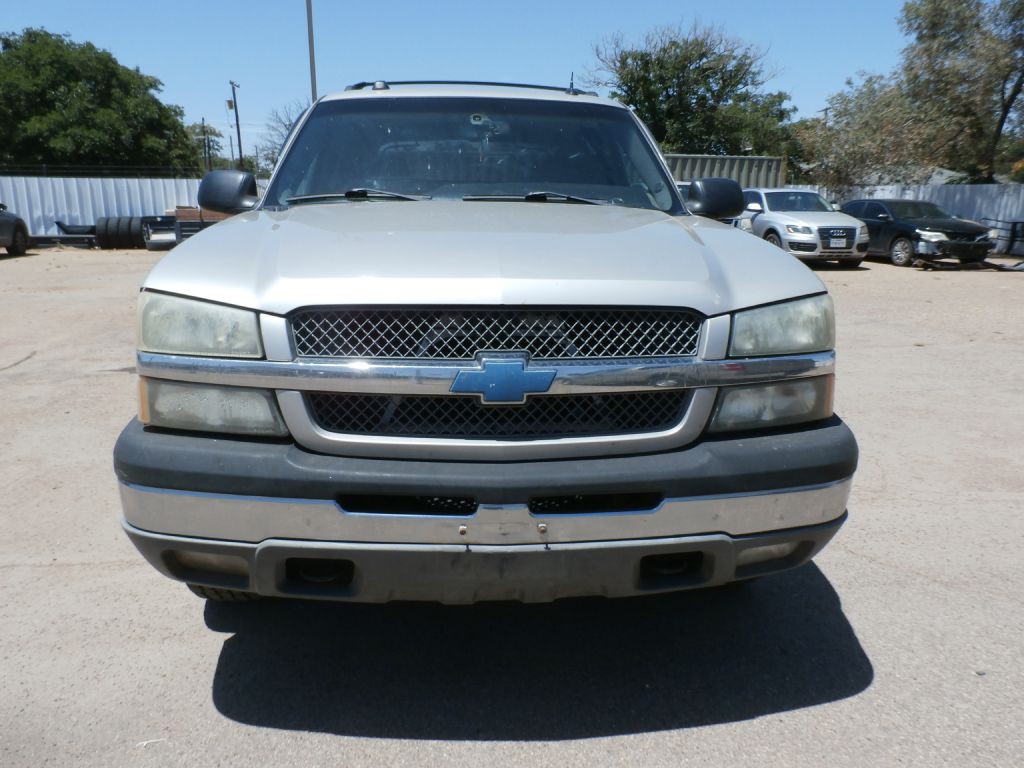 2004 Chevrolet Avalanche Image 2